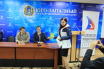 Вручение материалов, посвященных тематике конференции представителям курских вузов (фото Евгения Бобкова)